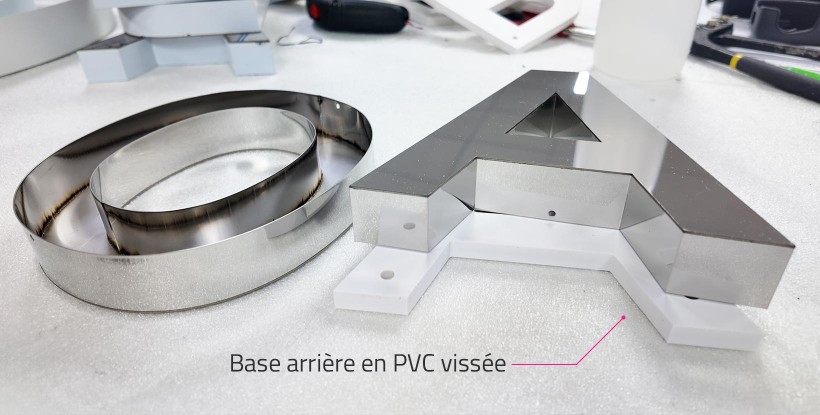 Lettre en acier creux