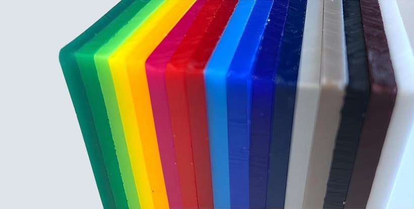 Plaques de plexiglas colorées