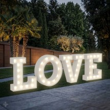 Lettres LOVE géantes avec ampoules