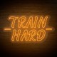 Néon avec phrase de motivation 'TRAIN HARD'