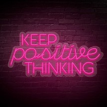 Néon phrase 'Keep positive thinking'