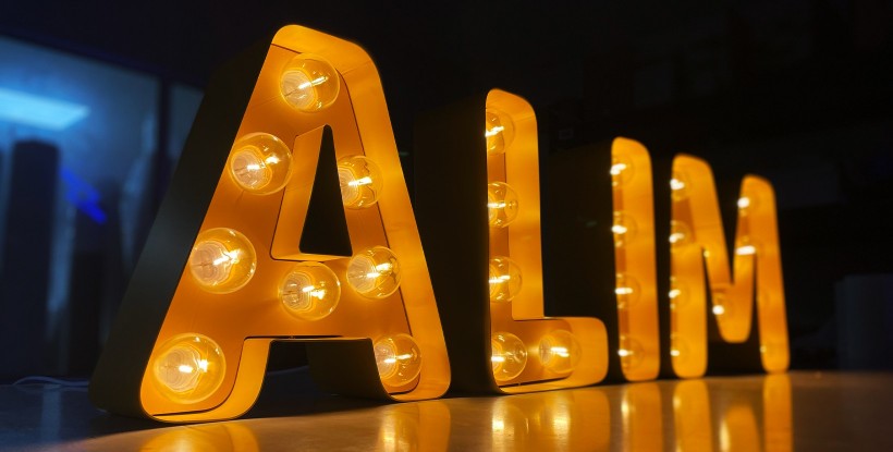 Lettres avec ampoules pour événements ou magasins