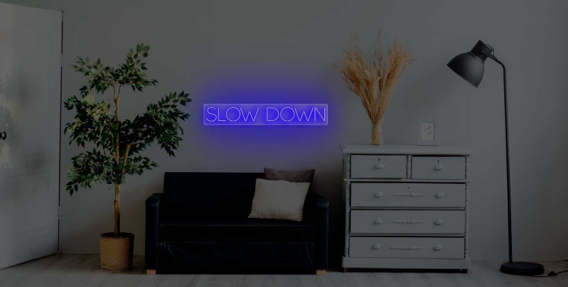 Néon lettres SLOW DOWN