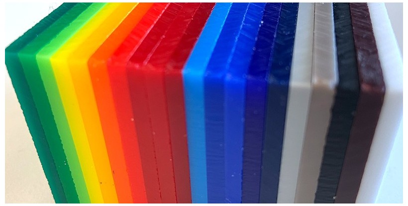 Plaques de plexiglas transparentes colorées sur mesure